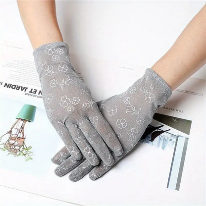 Elegant Floral Lace Gloves