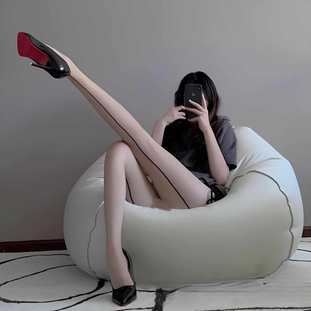 Sheer Pantyhose with Back Seam line